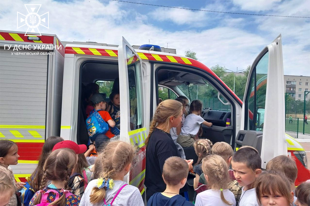 Чернігівські рятувальники під час канікул продовжують навчати дітей правилам безпеки